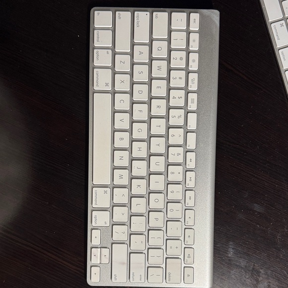 Apple Silver and White Keyboard - Picture 1 of 2
